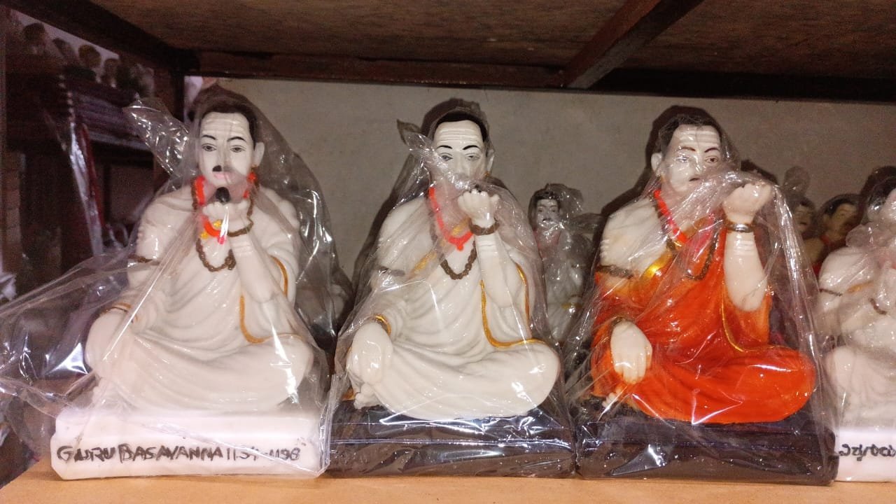 Idols & Statues 64